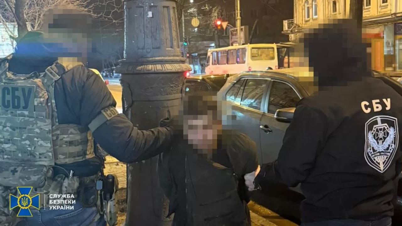 Предателя задержали «на горячем» во время фиксации фасада одного из военных объектов, по которому россияне планировали ракетный удар / Фото СБУ