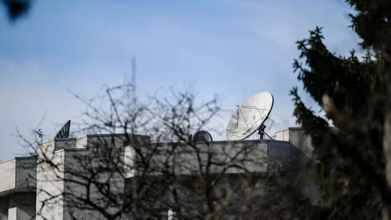 Российская миссия расположена в центре комплекса площадью девять акров, окружённого высокими защитными ограждениями / Фото FT