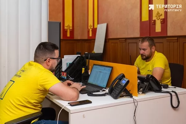 Рекрутер допомагає на ВЛК