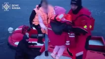 В Киеве ГСЧС-ники спасли со льдины женщину с ребенком / Скриншот