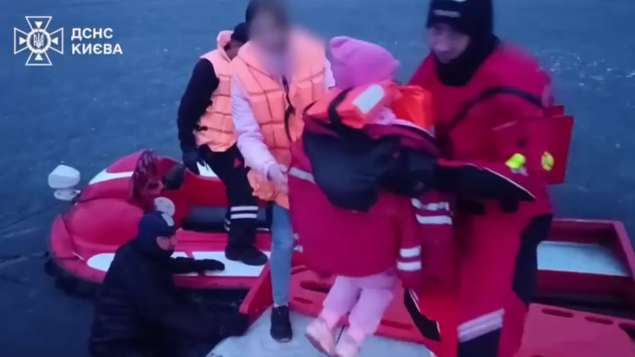 У Києві ДСНС-ники врятували з крижини жінку з дитиною / Скриншот