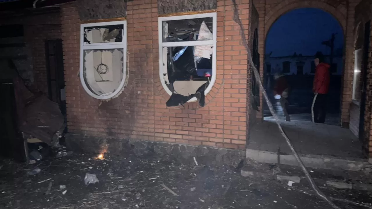 Наслідки влучання дрона у магазин на Харківщині / Фото: Дергачівська МВА