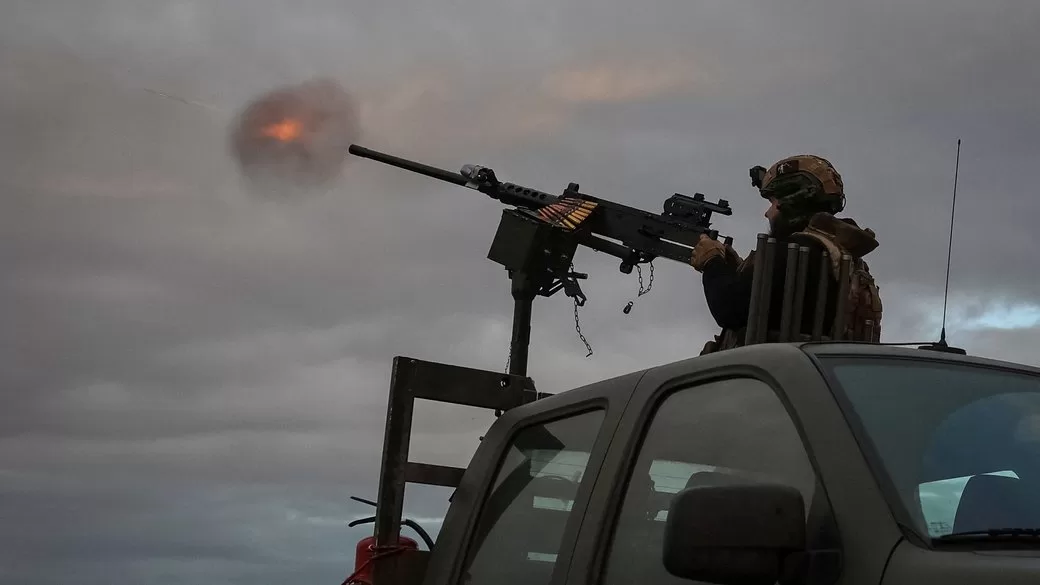 Военнослужащий мобильного подразделения ПВО 38-й отдельной бригады морской пехоты ВСУ стреляет из пулемёта M2 Browning во время боевого дежурства в Донецкой области, Украина, 20 октября 2025 года / Фото: REUTERS/Anatolii Stepanov