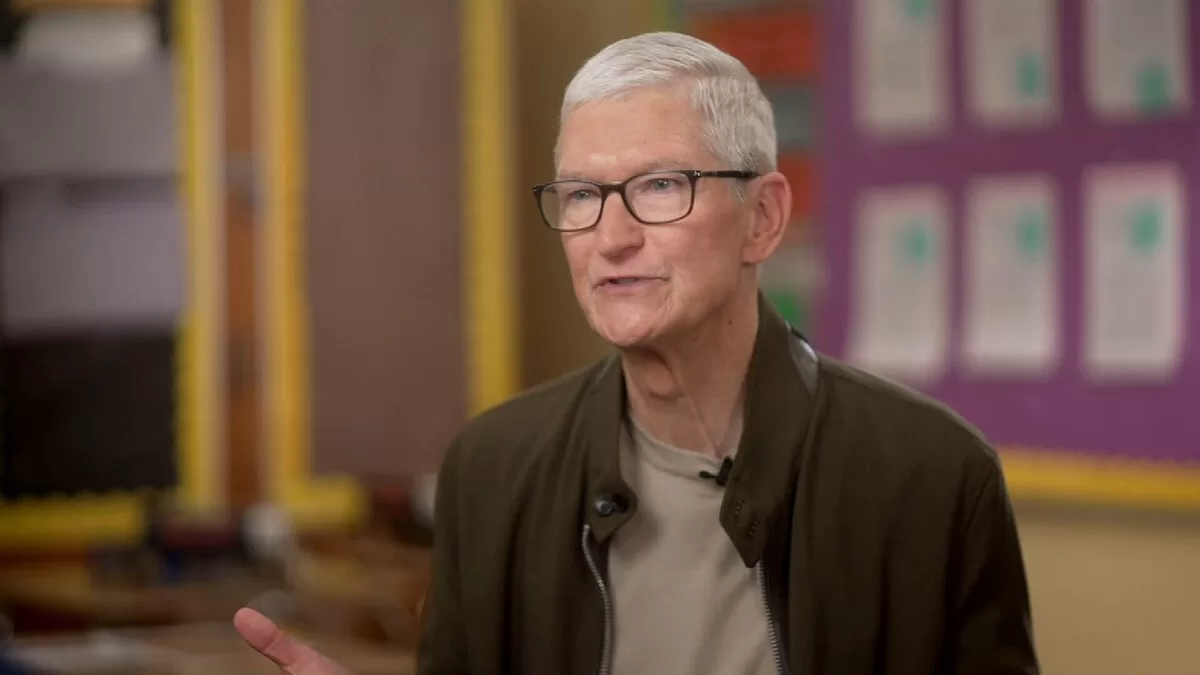 Генеральний директор Apple Тім Кук розмовляє зі співведучим програми «Good Morning America» Майклом Страханом в інтерв’ю, яке вийшло в ефір 17 березня 2026 року / Фото: ABC News