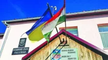 Флаги Украины и Венгрии на доме в Закарпатье / Фото: ASPI