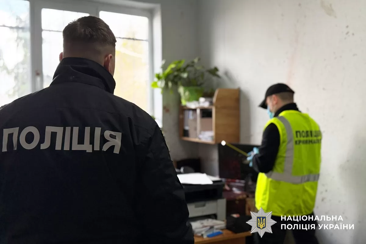 В одному з сіл Миколаївської області староста зробив постріл у власному робочому кабінеті, що призвело до трагічної загибелі одного з його колег. | Основні новини України.