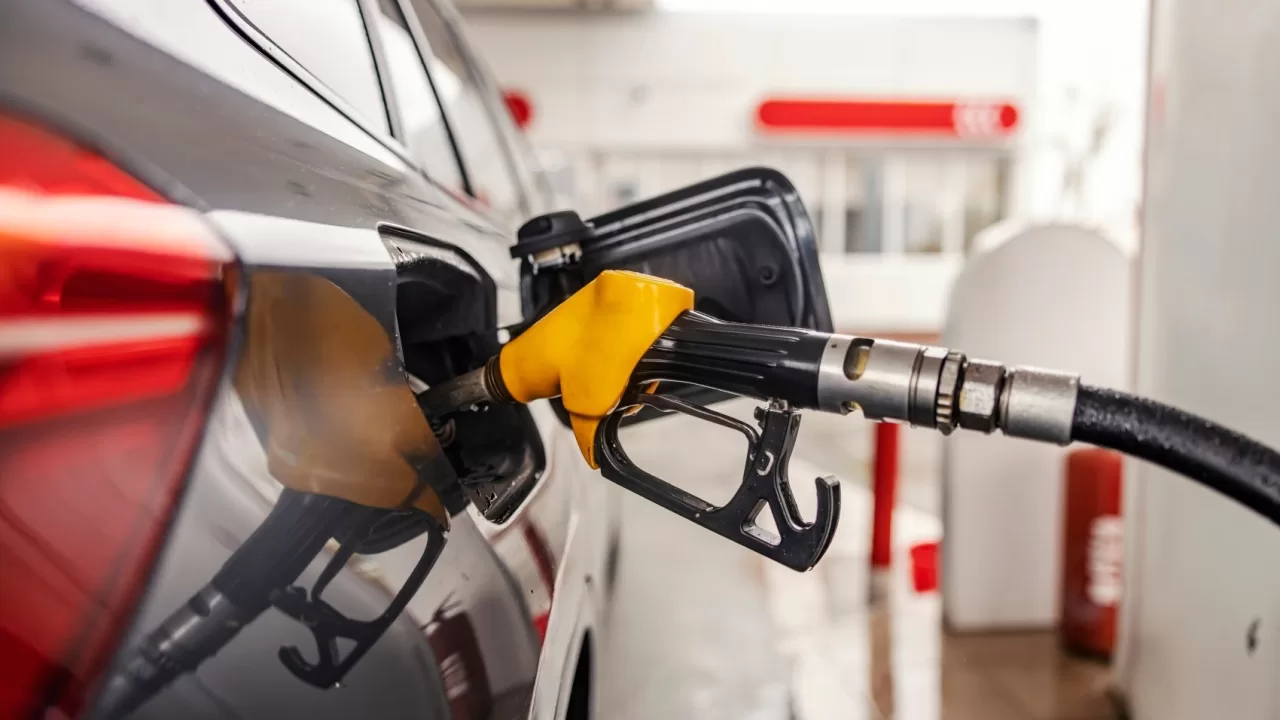 Машина на АЗС / Фото: Shutterstock