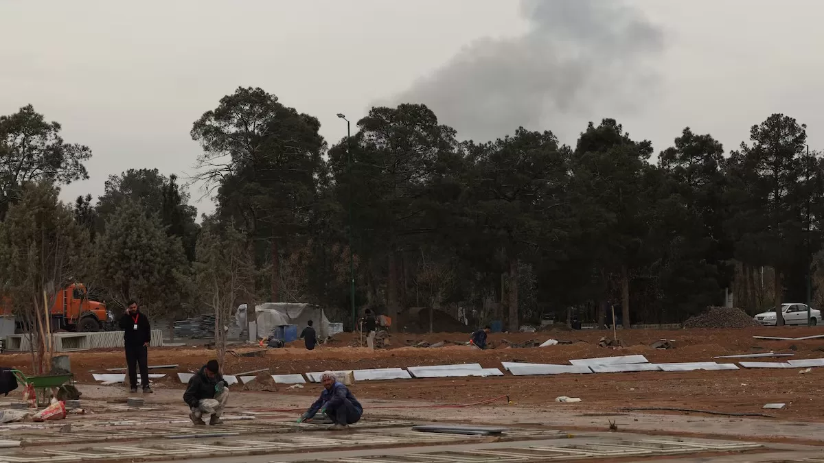 Люди працюють над розширенням кладовища у Тегерані, Іран, 16 березня 2026 року / Фото Reuters