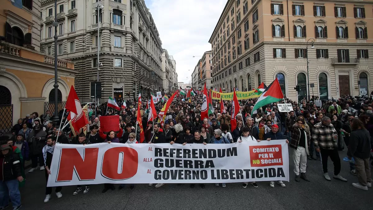 Учасники демонстрації з прапорами та банерами під час протесту на підтримку кампанії «Ні» напередодні референдуму в Італії 22–23 березня щодо судової реформи у Римі, Італія, 14 березня 2026 року / Фото Reuters