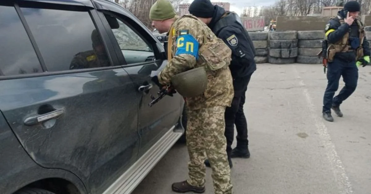 Полиция и военные на блокпосту / Фото иллюстративное: tsn.ua