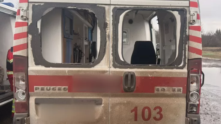 Пошкоджене внаслідок удару дрона авто "швидкої" / Фото: ГУНП в Харківській області