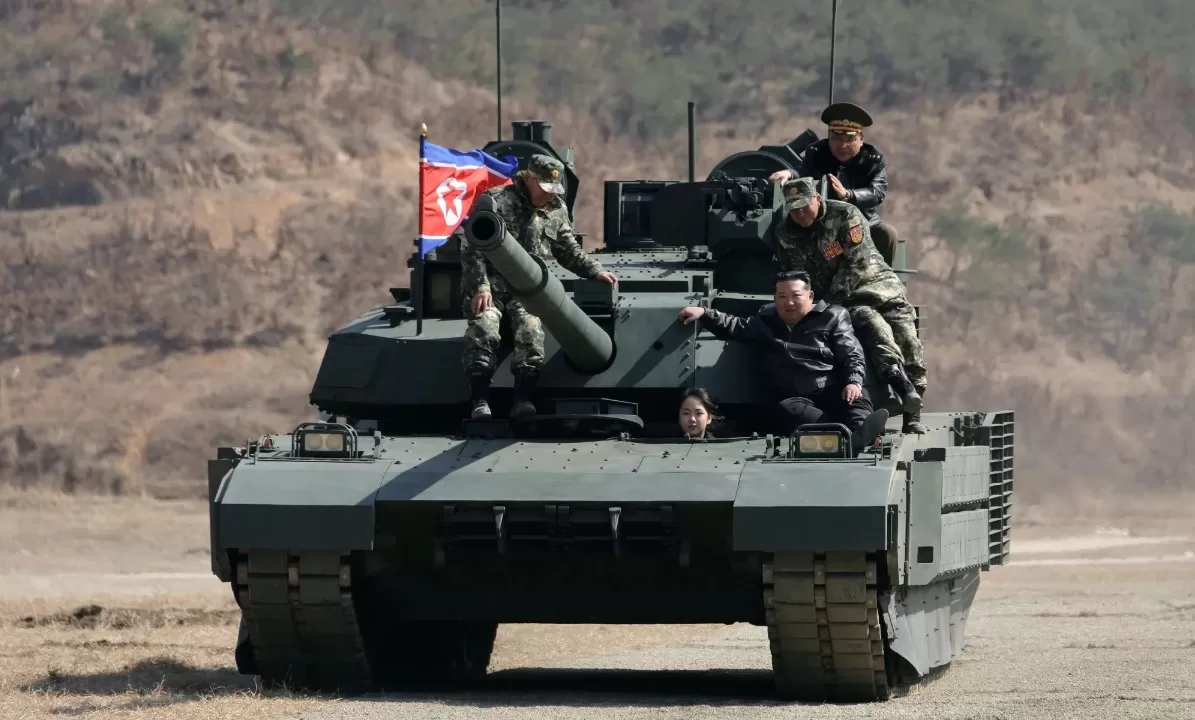 Кім Чен Ин (спереду праворуч) разом зі своєю дочкою Кім Чжу Е та іншими військовослужбовцями на танку на військово-тренувальній базі / Фото: Центральне інформаційне агентство Кореї