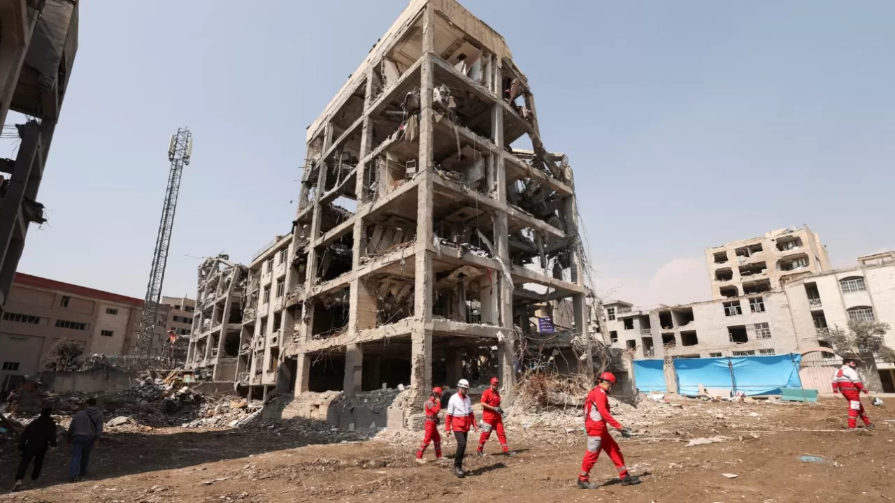 Спасательная команда Красного Полумесяца работает возле здания, повреждённого в результате удара, на фоне американо-израильского конфликта с Ираном, Тегеран, Иран, 17 марта 2026 года / Фото: REUTERS