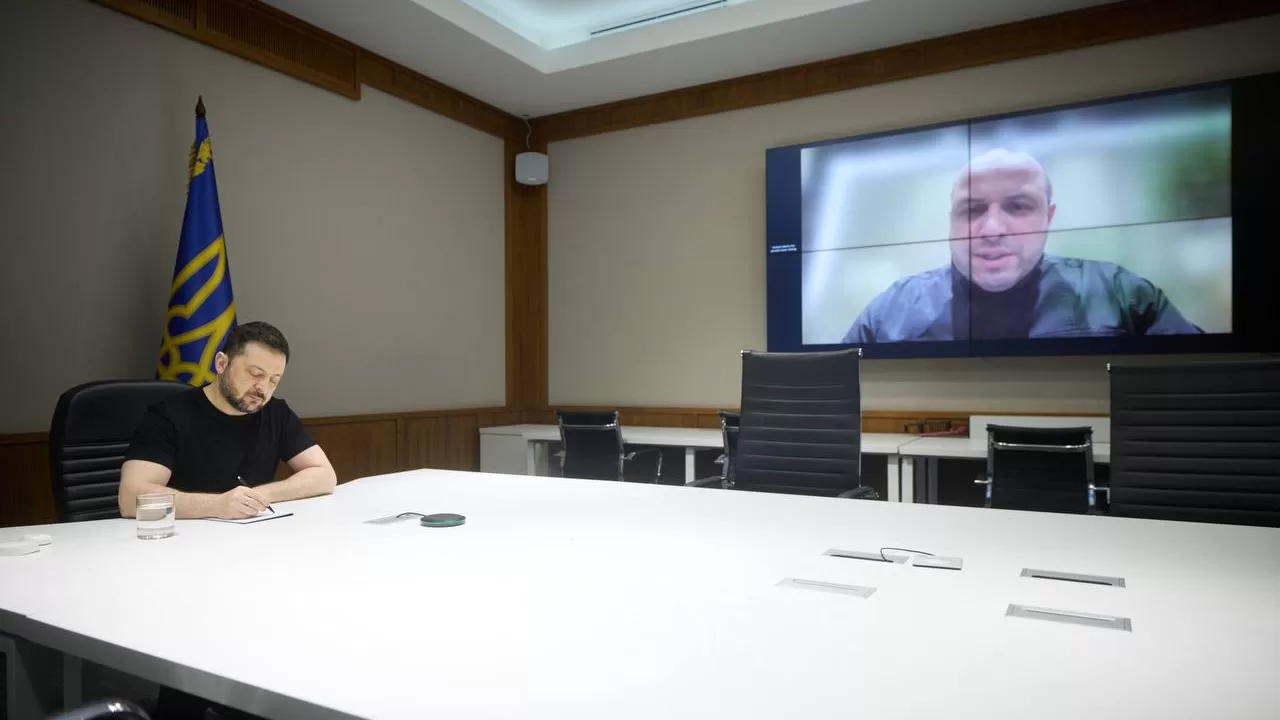 Секретарь СНБО Рустем Умеров докладывает президенту Владимиру Зеленскому / Фото: ОПУ