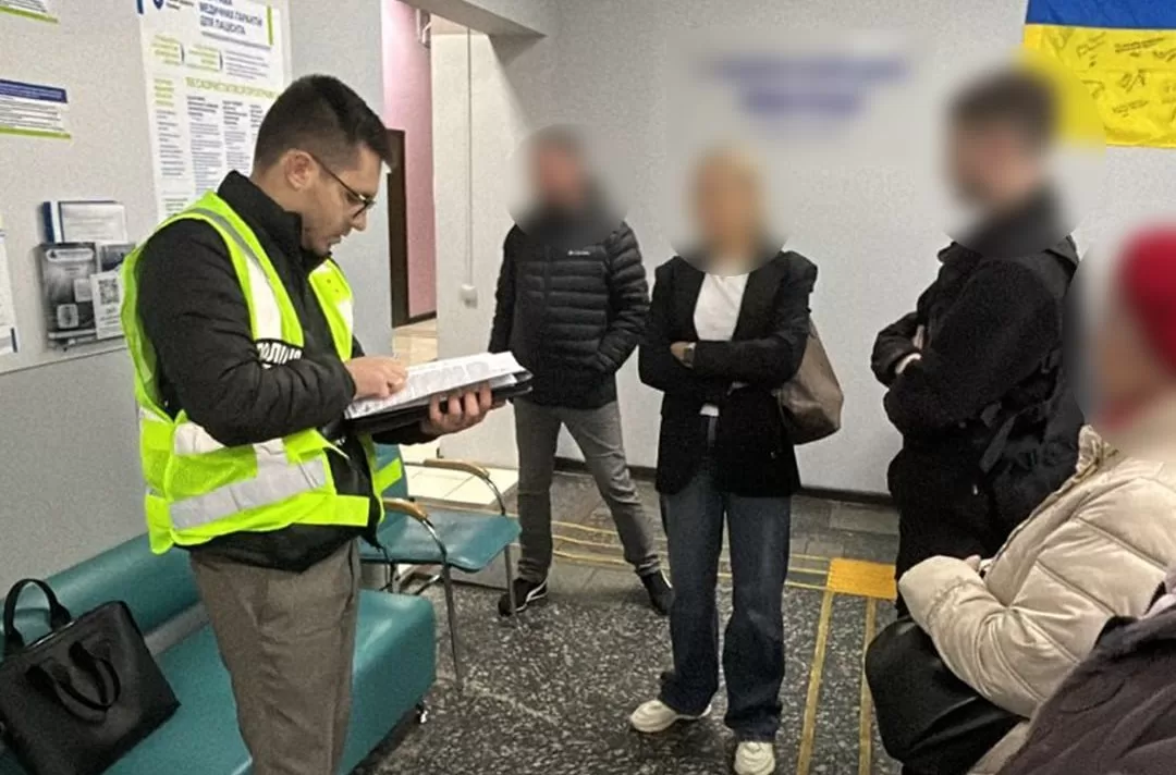 Слідчі дії в медзакладах / Фото: Нацполіція