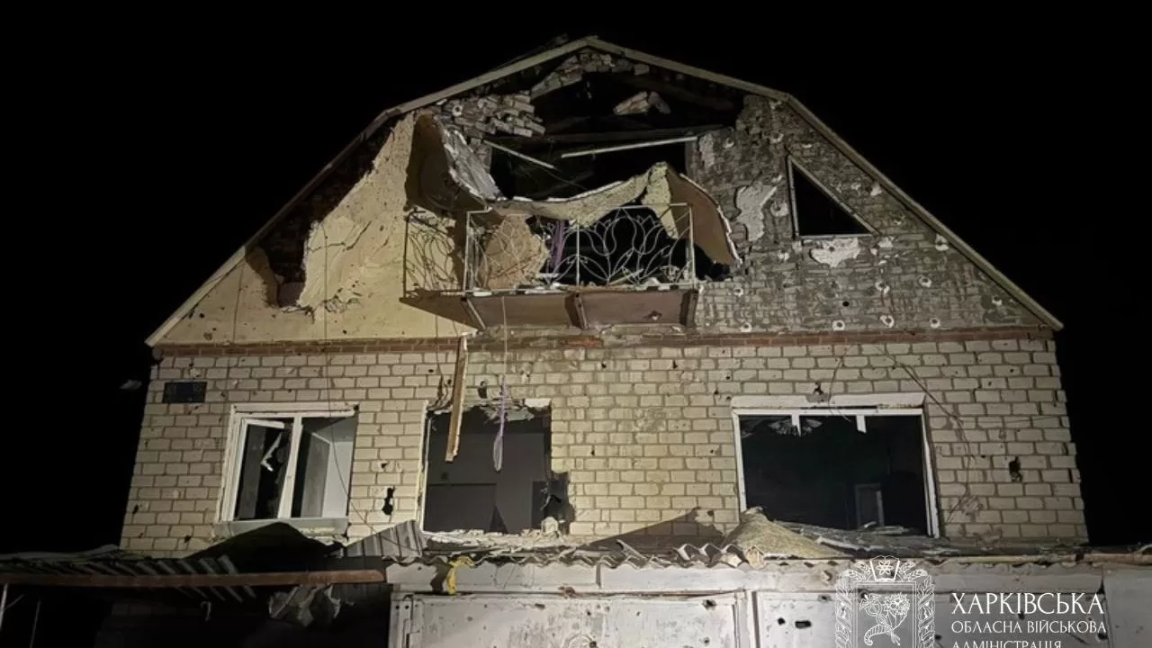 Внаслідок ворожих бомбардувань в Ізюмі пошкоджено 17 приватних будинків. На фото - один з них / Фото Харківська ОВА