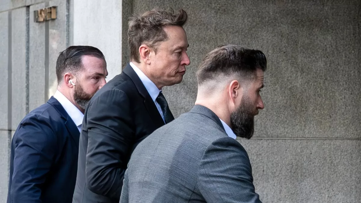 Ілон Маск прибуває у федеральный суд Сан-Франциско / Фото Bloomberg