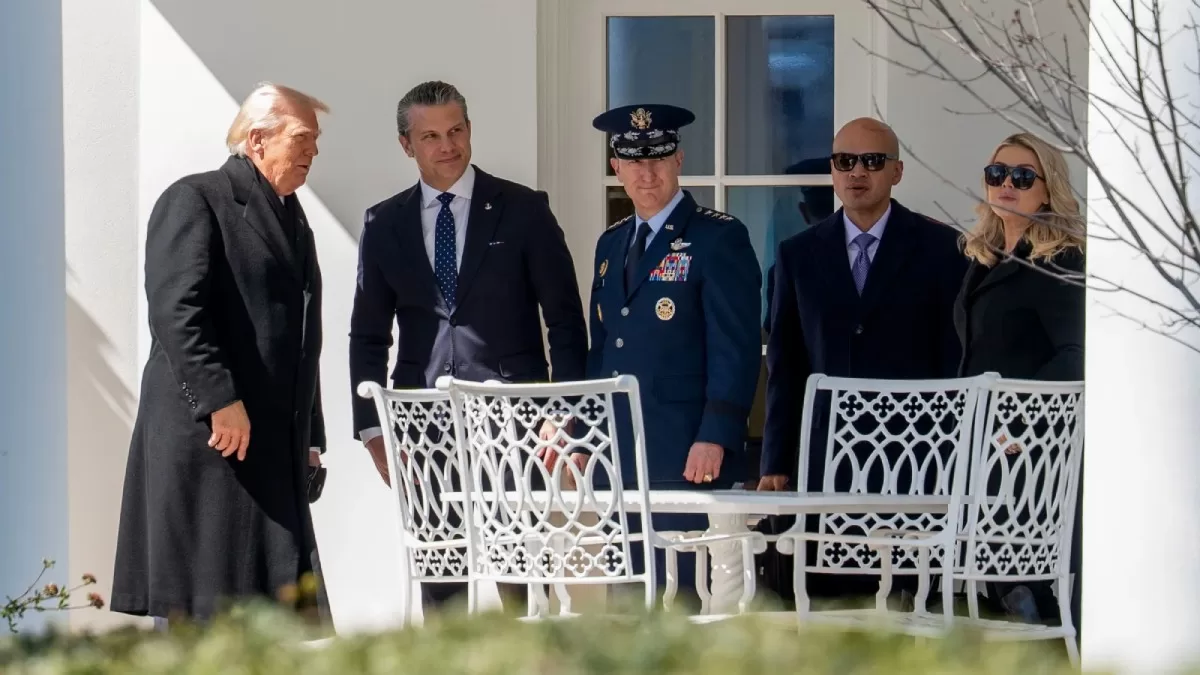 Слева направо: президент Дональд Трамп, Пит Хегсет, министр обороны США, Джон Д. Кейн, председатель Объединённого комитета начальников штабов, Уолт Наута, директор по операциям Овального кабинета Белого дома, и Каролин Ливитт, пресс-секретарь Белого дома / Фото Bloomberg