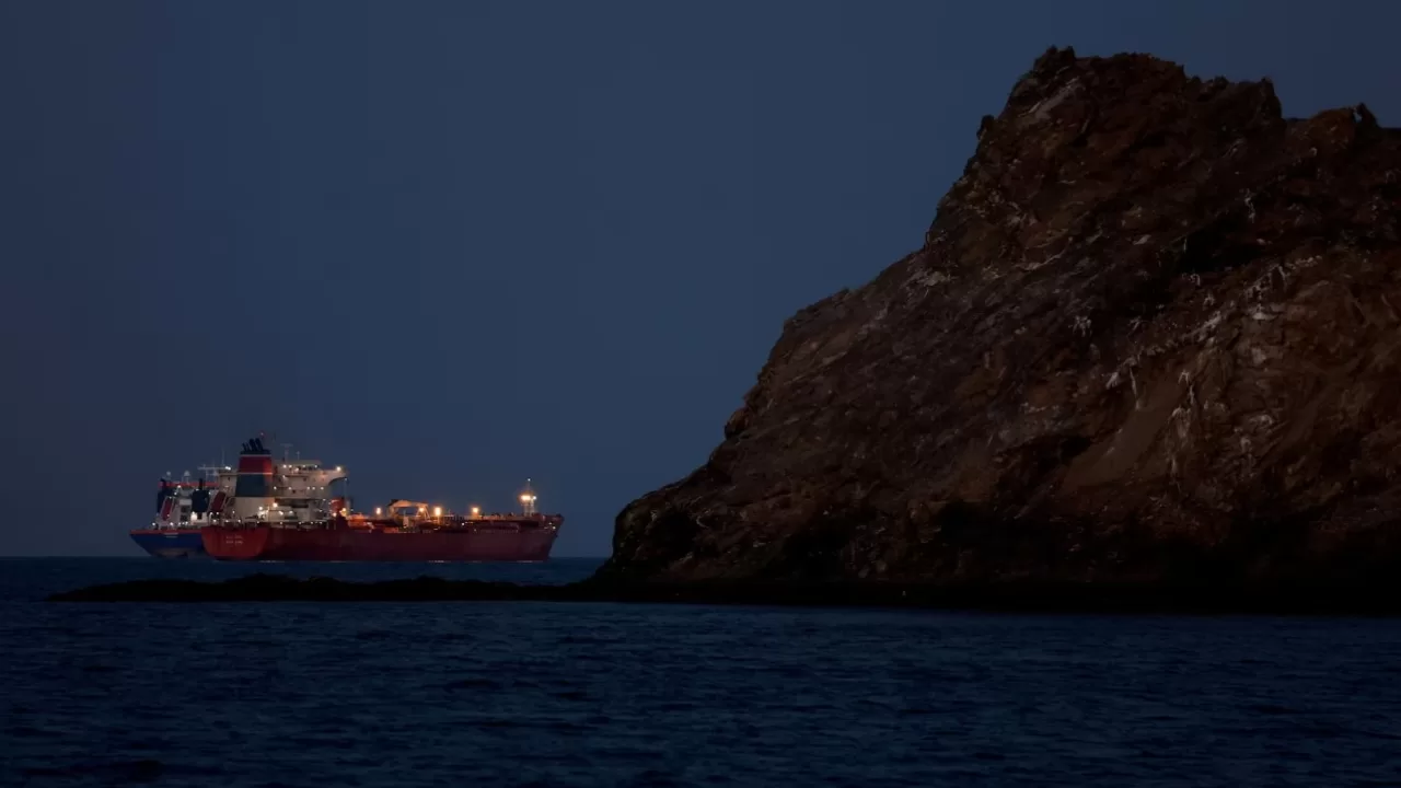 10 березня 2026 року в Маскаті (Оман) танкер «Калісто» стоїть на якорі на тлі скорочення судноплавства в Ормузькій протоці, що відбулося на тлі американо-ізраїльського конфлікту з Іраном / Фото: REUTERS/Benoit Tessier