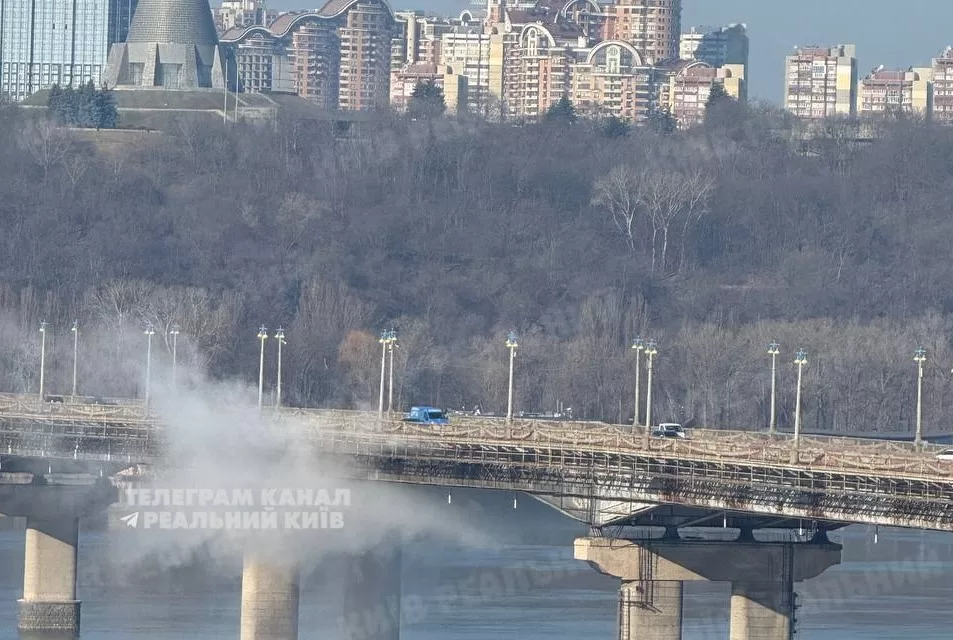 Повреждение теплосети на мосту Патона / Фото из соцсетей