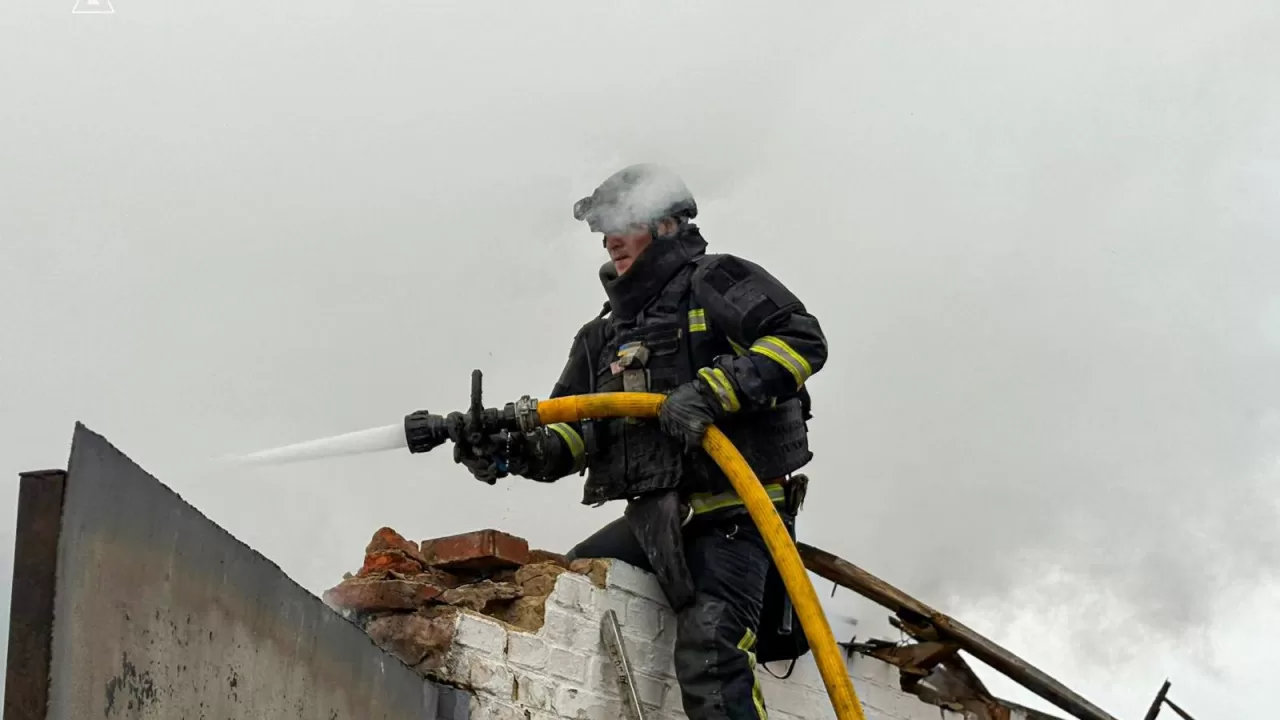 У Великому Бурлуку дрон влучив у територію лікарні: сталася пожежа / Фото: ДСНС