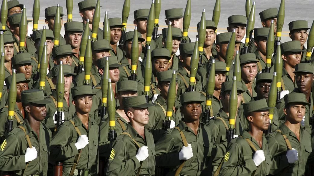 Кубинські солдати марширують під час військового параду на площі Революції в Гавані, Куба, 2 грудня 2006 року / Фото: AP/JAVIER GALEANO