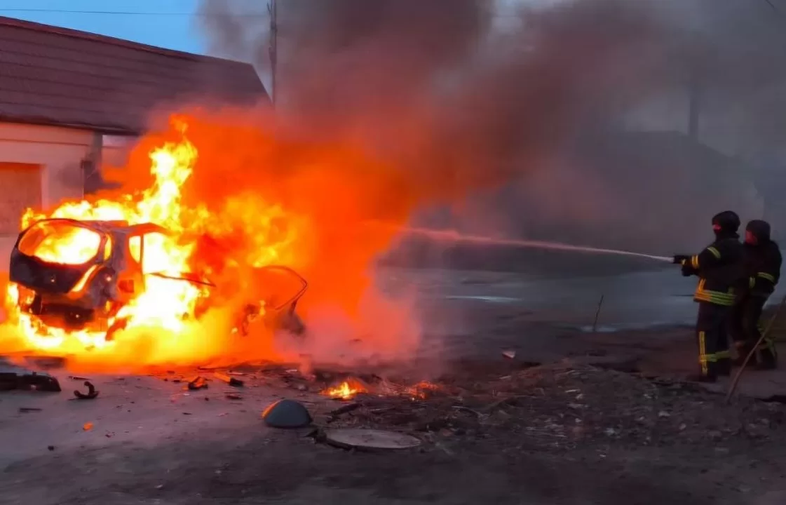 У Нікополі FPV-дрон влучив у легковий автомобіль — під час гасіння пожежі рятувальники виявили тіла двох загиблих / Фото: Дніпропетровська ОВА