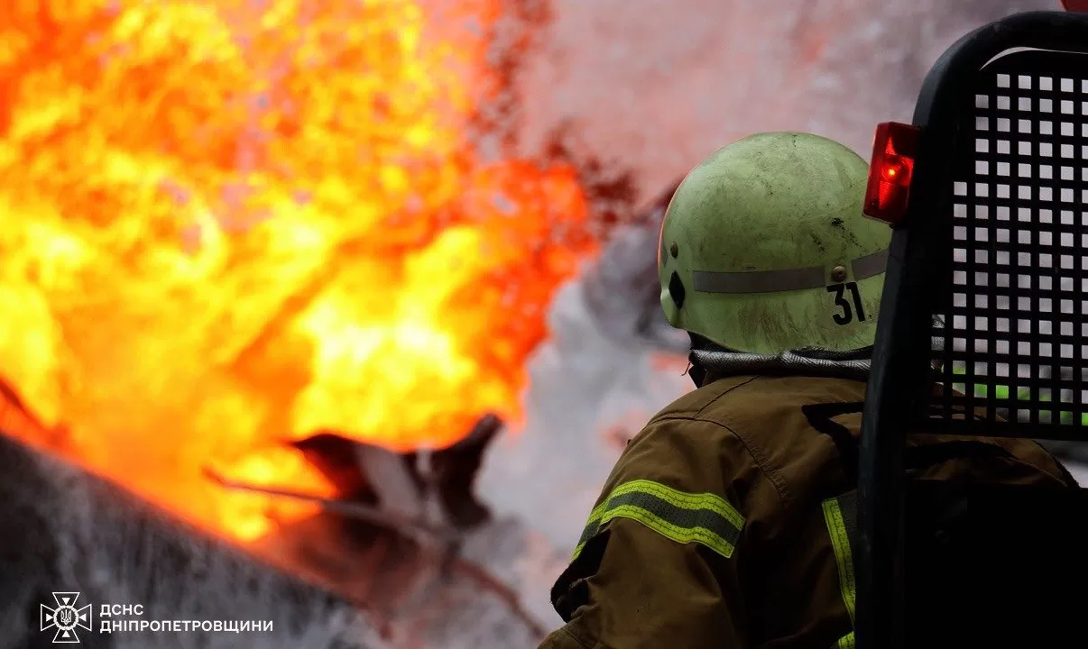 Рятувальник Дніпропетровщини на місці пожежі / Фото ілюстративне: ДСНС