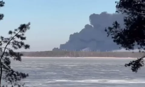 Пожар на нефтяном терминале в Приморске / Скриншот