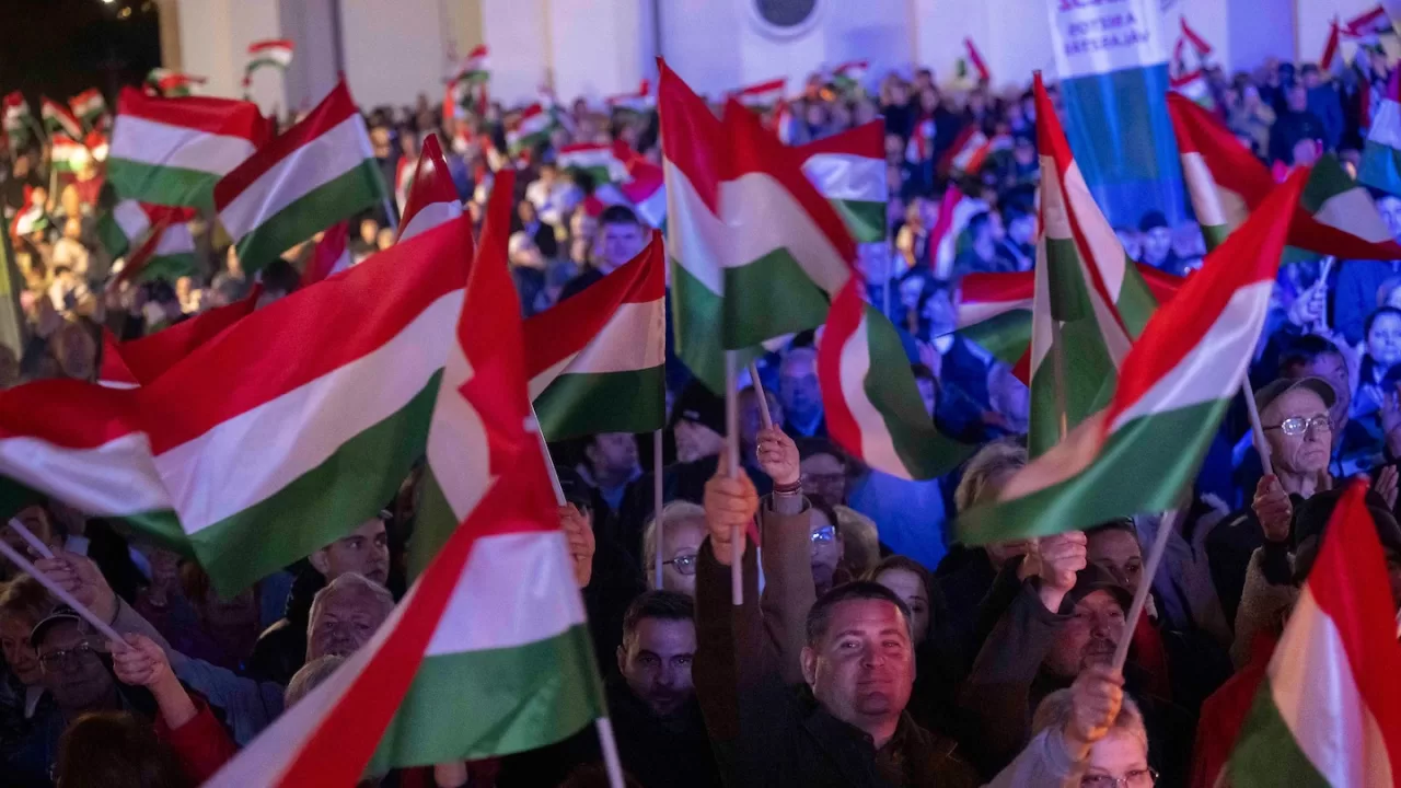 Прихильники прем’єр-міністра Віктора Орбана розмахують прапорами під час передвиборчого туру в сільській місцевості в Капошварі, Угорщина / Фото AP Photo