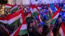Сторонники премьер-министра Виктора Орбана размахивают флагами во время предвыборного тура в сельской местности в Капошваре, Венгрия / Фото AP Photo
