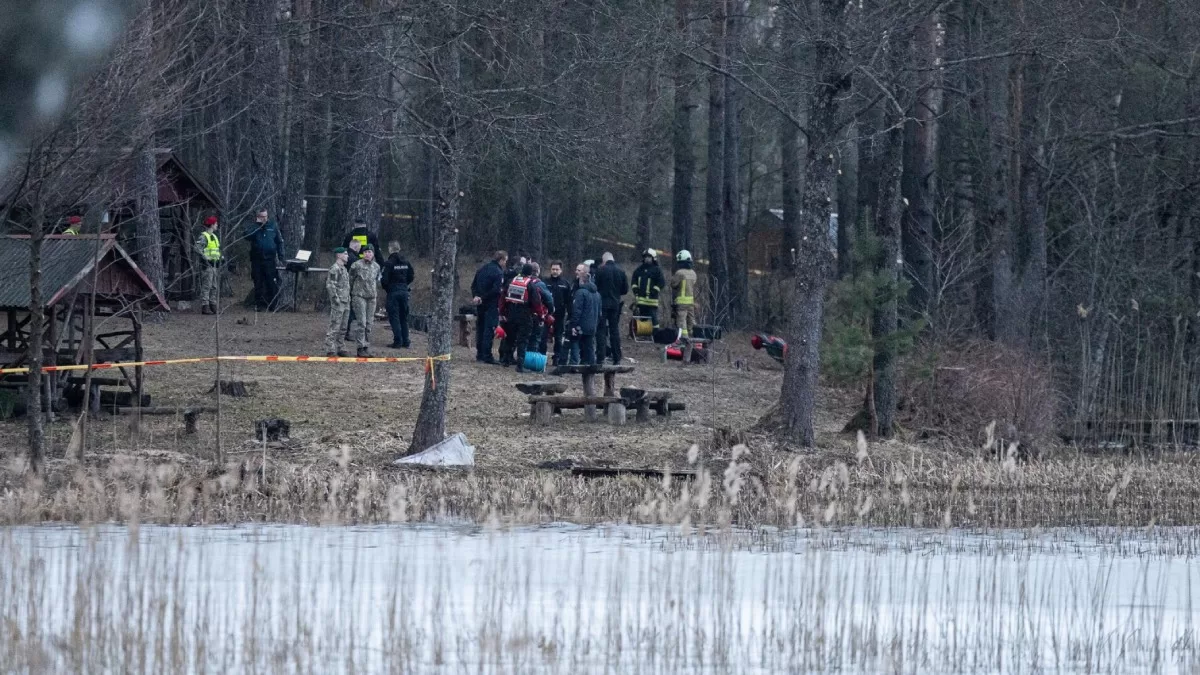 На месте происшествия найден двигатель внутреннего сгорания, а также металлические и пластиковые фрагменты / Фото 15min.lt