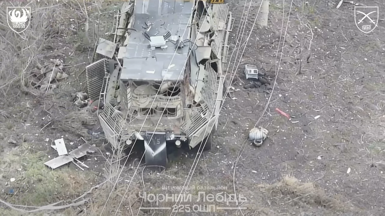 Поврежденный российский БТР / Фото: t.me/lost_warinua