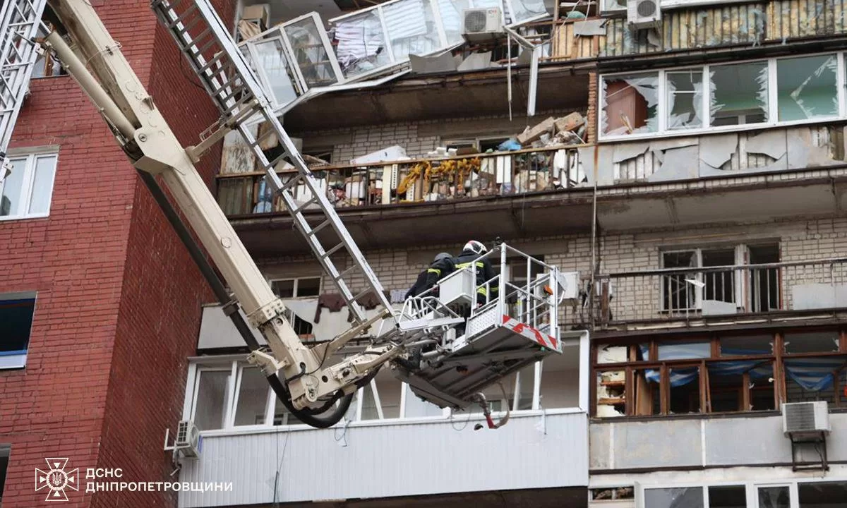 Спасатели на месте удара по многоэтажке в Днепре / Фото: Нацполиция