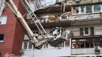 Рятувальники на місці удару по багатоповерхівці у Дніпрі / Фото: Нацполіція