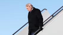 Президент США Дональд Трамп сходит с борта самолета «Эйр Форс Один» после прибытия на базу Эндрюс в штате Мэриленд, США, 23 марта 2026 года / Фото: REUTERS