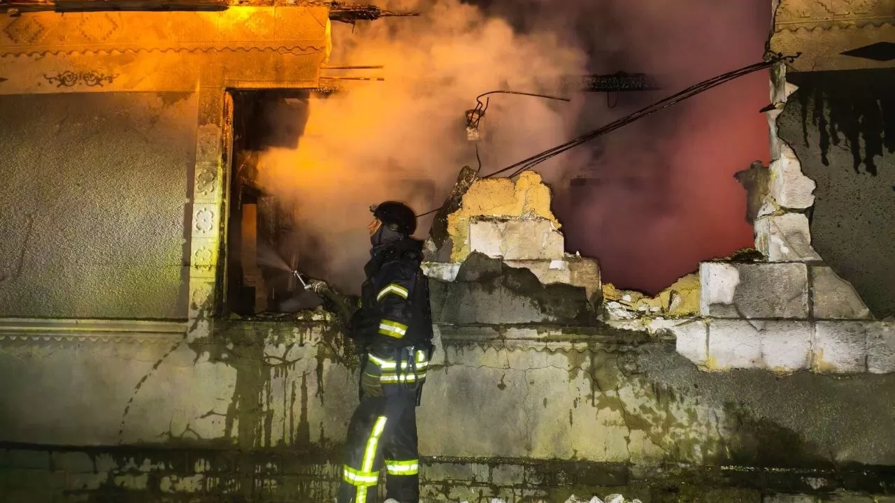 Рятувальники на місці удару РФ / Фото: ДСНС