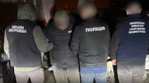 Затримання підозрюваного у вимаганні грошей у військового / Фото: Спеціалізована прокуратура у сфері оборони Західного регіону