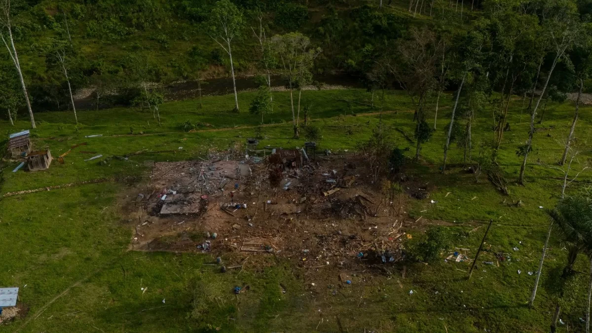 Остатки молочной фермы крупного рогатого скота в Сан-Мартине, которую сожгли и разбомбили эквадорские военные / Фото The New York Times