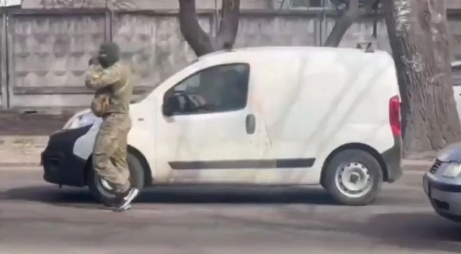 Військовий на блокпосту в Одесі / Скриншот