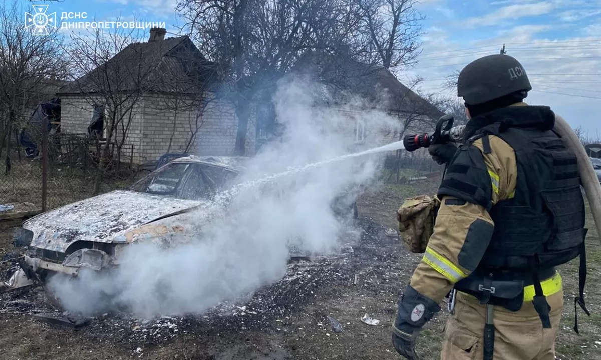 Рятувальники Дніпропетровщині на місці обстрілу / Фото: ДСНС
