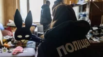 Обыск в квартире подозреваемых в изготовлении детской порнографии / Фото: Полиция Киева