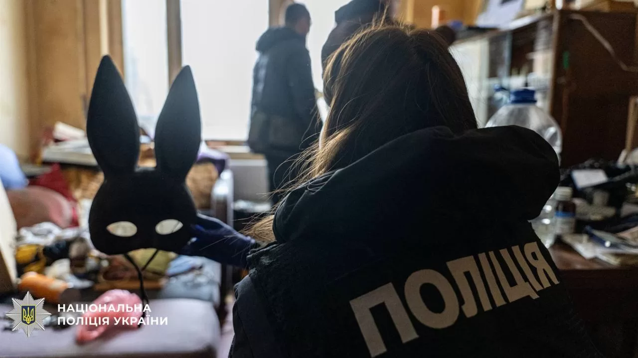 Обшук у квартирі підозрюваних у виготовленні дитячої порнографії / Фото: Поліція Києва