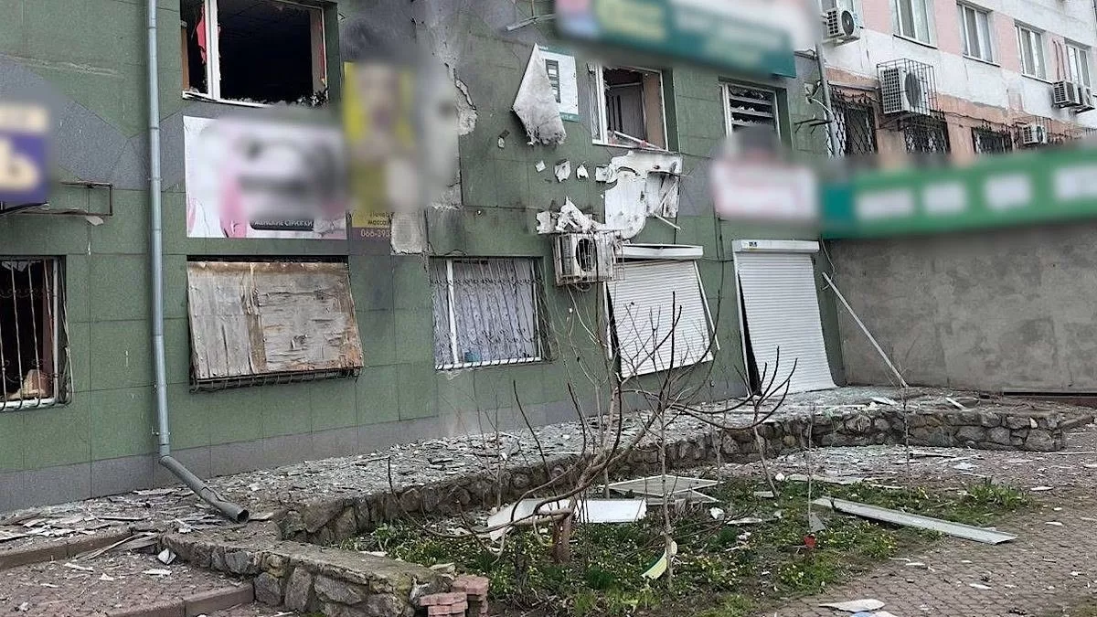 Окупанти поцілили поблизу п’ятиповерхового житлового будинку в центрі / Фото Нацполіція