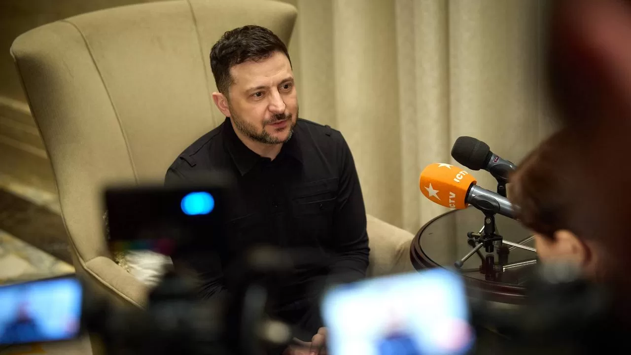 Владимир Зеленский общается с журналистами  / Фото: ОП