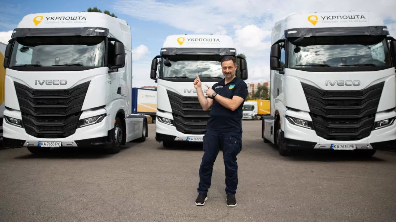 Генеральный директор «Укрпочты» Игорь Смилянский демонстрирует обновленный автопарк предприятия / Фото: «Укрпочта»