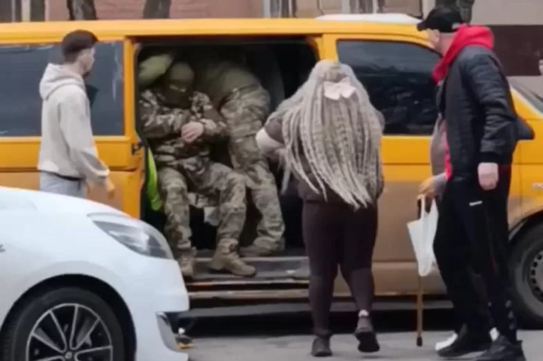 В Харькове люди выломали дверь микроавтобуса и «отбили» мужчину / Скриншот