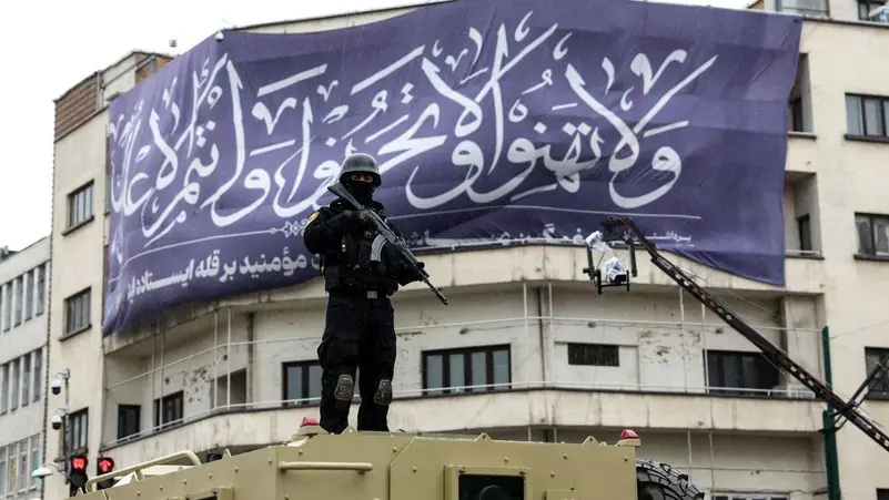 Сотрудник иранских сил безопасности несет караул во время митинга, организованного правительством в Тегеране 13 марта 2026 года / Фото: AFP