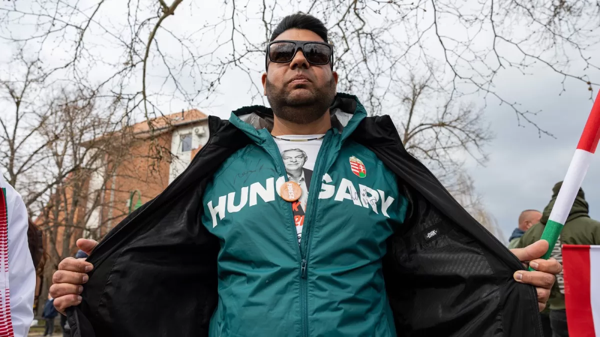 Прихильник Орбана на мітингу у Пецелі / Фото 444.hu