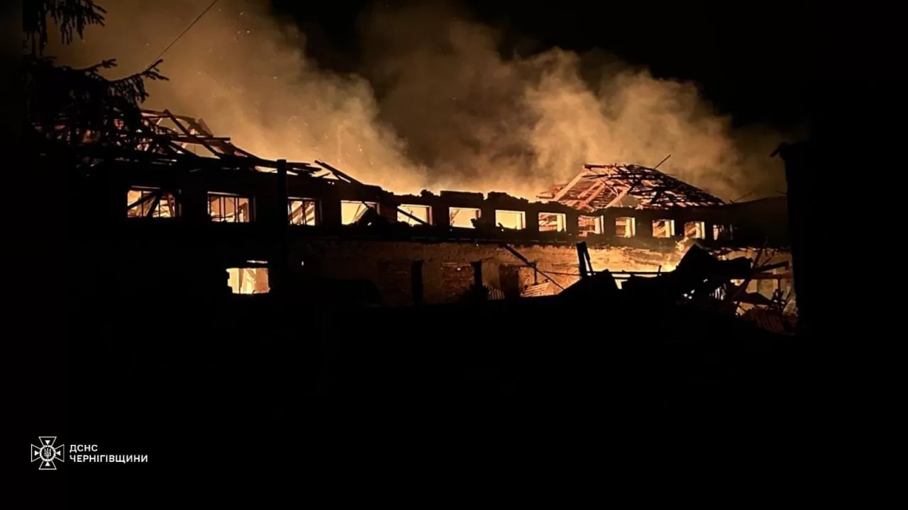 В Черниговской области российские беспилотники атаковали город Новгород-Северский, в результате удара загорелось складское здание / Фото ГСЧС